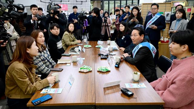 유정복 인천광역시장이 10일 예술회관역 천원택배 집화센터에서 소상공인 천원택배 배송량 100만 돌파 및 2단계 사업 확대시행을 맞아 소상공인 관계자들과 간담회를 갖고 있다 사진인천시