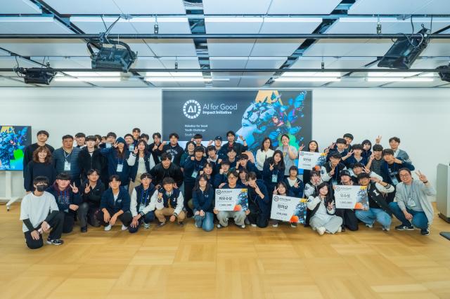 지난 8일 진행된 청소년 글로벌 로보틱스 챌린지에 참여한 전국 고등학생 17개 팀사진네이버