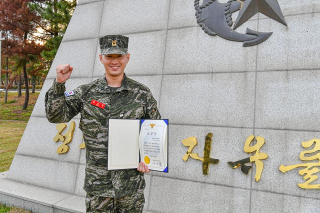 교통사고 피해로 전복된 차량에서 시민 3명을 구조한 해병대 교육훈련단 김건형 상사 사진해병대 교육훈련단