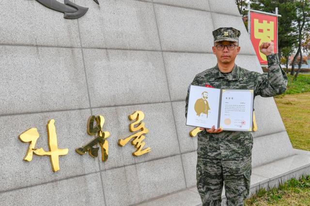 헌혈과 기부로 생명 사랑을 실천한 김용희 상사 사진해병대 교육훈련단