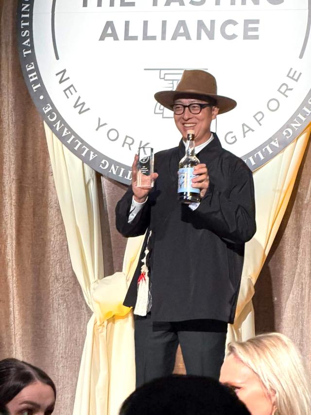 도정환 기원 위스키 대표가 샌프란시스코 세계주류경연대회 2025에서 트로피와 기원 ‘시그니처’를 들고 기념촬영을 하고 있다 사진기원 위스키