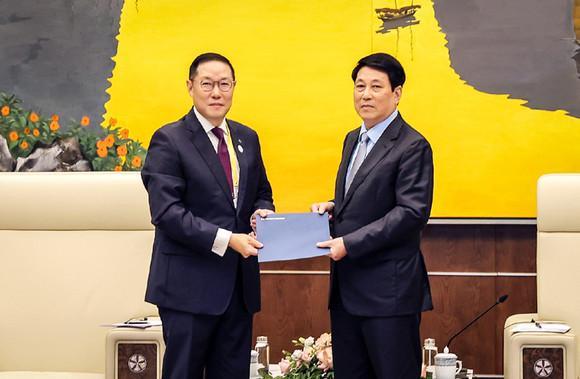 조현상 HS효성 부회장왼쪽이 지난 7월 베트남 하이퐁에서 르엉 끄엉 베트남 국가주석을 만나 APEC 공식 초청장을 전달했다 사진HS효성