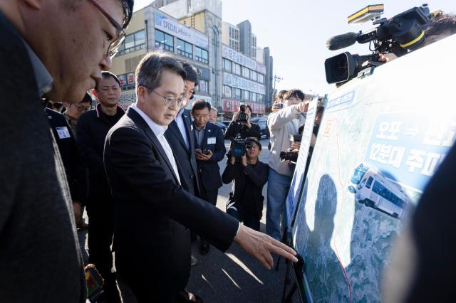10일 오후 김동연 경기도지사 방세환 광주시장 지역주민이 함께 광주시 판교오포 도시철도 사업 현장을 시찰하고 있다 사진경기도