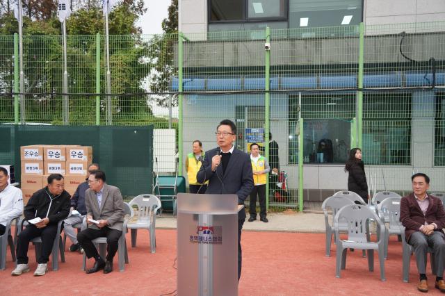 2025 평택시의장배 테니스대회에서 축사하는 강정구의장 모습 사진평택시의회