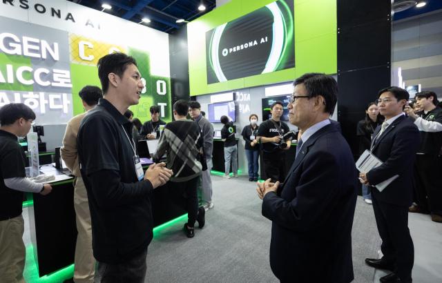 10일 윤진식 한국무역협회 회장이 서울 강남구 코엑스에서 열린 AI 서밋 서울 앤 엑스포 2025에 참석해 전시관을 살펴보고 있다 사진한국무역협회