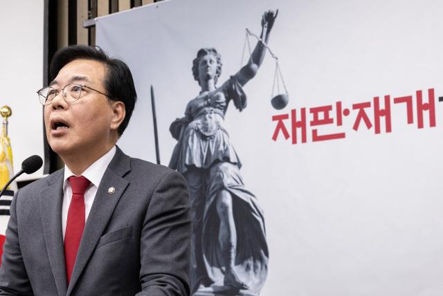 국민의힘 송언석 원내대표가 10일 국회에서 열린 의원총회에서 검찰의 대장동 개발 비리사건 항소 포기를 규탄하는 발언을 하고 있다사진연합뉴스