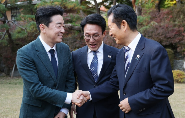 왼쪽부터 강훈식 대통령 비서실장 김민석 국무총리 정청래 더불어민주당 대표 사진연합뉴스
