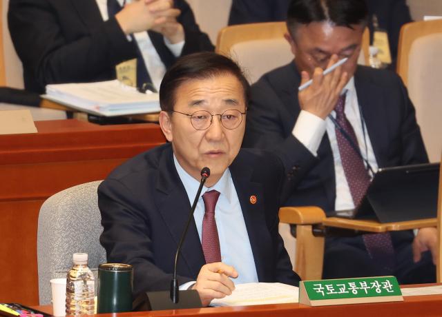 김윤덕 국토교통부 장관이 10일 국회에서 열린 예산결산특별위원회 전체회의에 출석해 질의에 답하고 있다 사진연합뉴스