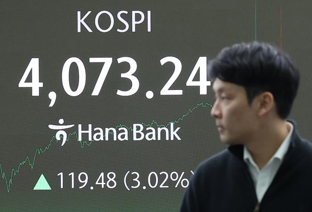 10일 오후 서울 중구 하나은행 본점 딜링룸 현황판에 코스피 지수가 표시돼 있다 이날 코스피는 전 거래일 대비 11948포인트302 오른 407324로 마감했다 사진연합뉴스