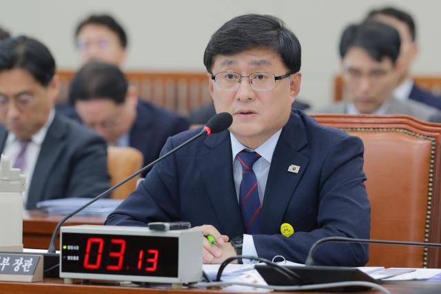 김성환 기후에너지환경부 장관이 14일 오후 서울 여의도 국회에서 열린 기후에너지환경위원회 국정감사에서 의원 질의에 답하고 있다 20251014사진유대길 기자 dbeorlf123ajunewscom