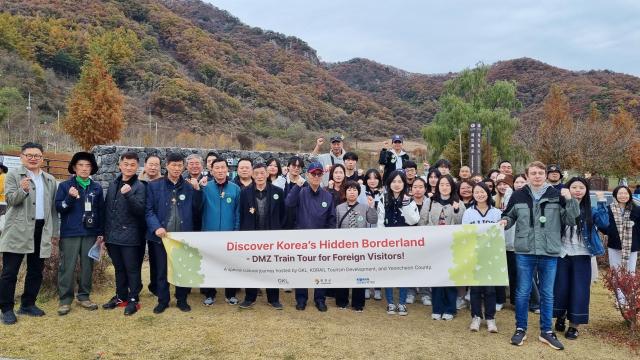 코레일관광개발이 그랜드코리아레저GKL 경기관광공사 연천군과 협력해 지난 8일 경기도 연천 일대에서 DMZ 철도관광 외래관광객 유치 행사를 개최했다 사진코레일관광개발