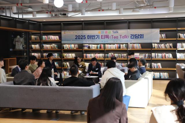 넥센타이어 임직원들과 강서구청장의 대화 모습 사진넥센타이어