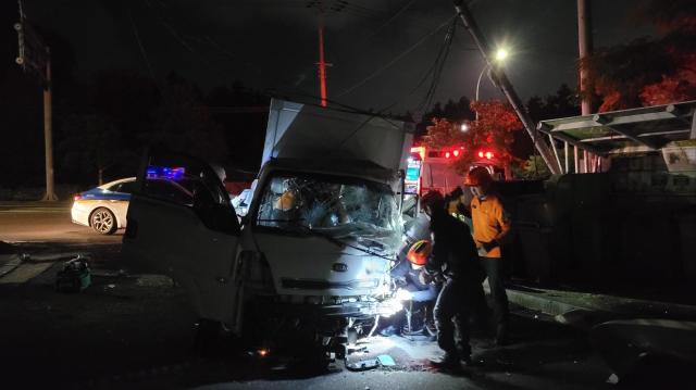 새벽 택배 트럭 사고 현장 사진제주도 소방안전본부