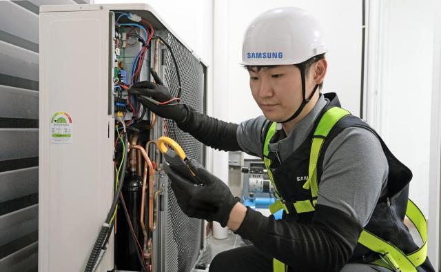 삼성전자서비스 엔지니어가 에어컨 실외기를 점검하고 있다 사진삼성전자서비스