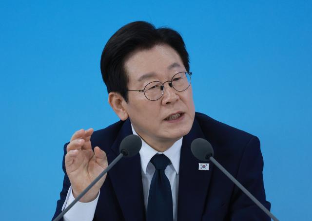 이재명 대통령이 지난 7일 대전 유성구 국립중앙과학관에서 열린 다시 과학기술인을 꿈꾸는 대한민국 국민보고회에서 토론을 주재하고 있다 사진연합뉴스