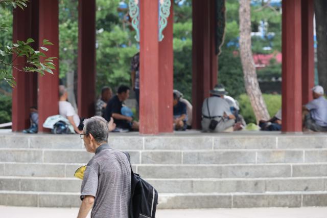 서울 종로구 탑골공원 어르신들 모습 