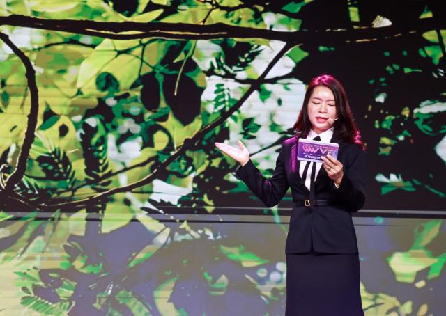 김숙영 대표는 이날 3부 ‘오프닝 테크쇼’에서 직접 무대에 올라 ㈜크린에이스의 핵심 기술과 비전을 발표했다 그는 “실내공기 오염은 단순한 위생 문제가 아니라 인류의 건강과 산업의 지속 가능성을 위협하는 전 지구적 문제”라며 “깨끗한 공기를 만들기 위한 기술개발이 곧 인류의 미래를 지키는 일”이라고 강조했다사진WWVF
