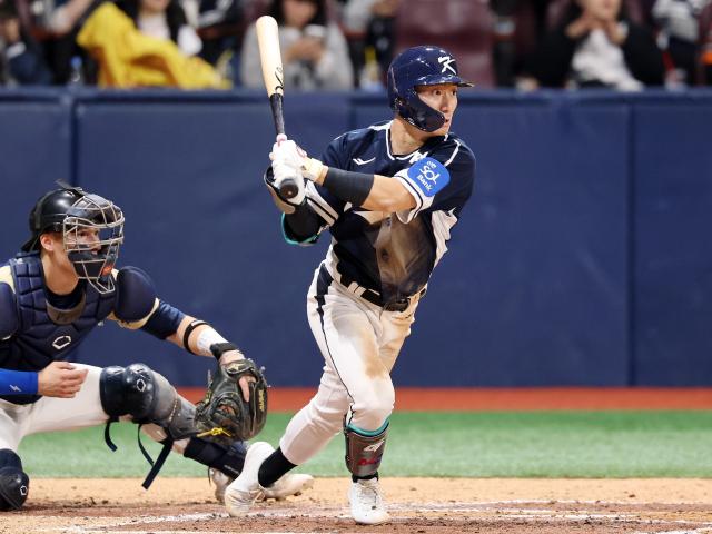 9일 오후 서울 구로구 고척스카이돔에서 열린 2025 네이버 K-BASEBALL 시리즈 대한민국과 체코의 평가전 4회초 2사 13루 신민재가 1타점 적시타를 때려내고 있다 사진연합뉴스
