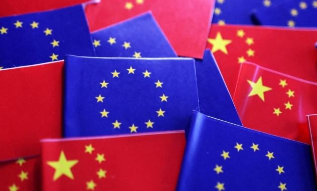 EU 깃발과 중국 오성홍기 사진로이터·연합뉴스