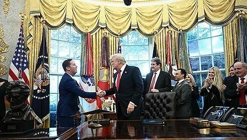 신임 주인도 미국 대사와 악수하는 도널드 트럼프 미국 대통령 사진AFP·연합뉴스