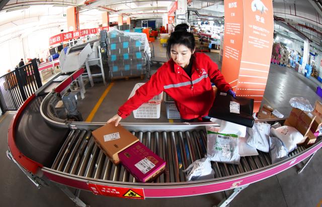 중국 최대 쇼핑시즌인 광군제 기간 중국 장쑤성 롄윈강의 한 전자상거래 산업단지에서 직원이 택배를 분류하고 있다 사진신화통신
