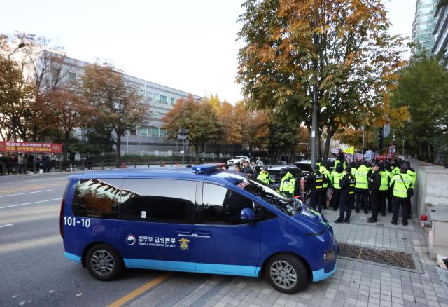 윤석열 전 대통령이 탑승한 호송차가 11일 서울 서초구 이명현 순직해병 특별검사팀 사무실 지하주차장으로 들어서고 있다 20251111 사진연합뉴스