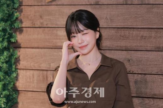 [포토] 조유리, 새침한 볼하트