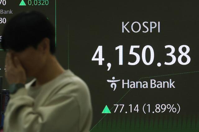 11일 중구 하나은행 본점 딜링룸 전광판에 실시간 코스피가 표시돼 있다 사진연합뉴스