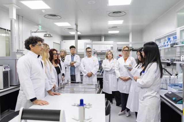 나보타 마스터 클래스에 참여한 아르헨티나 의료진이 나보타 생산시설을 둘러보고 있다사진대웅제약
