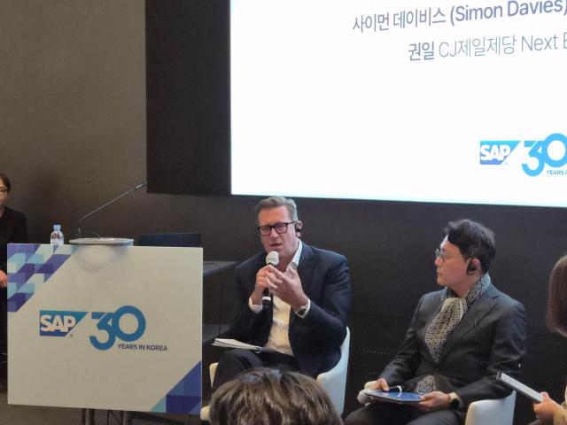사이먼 데이비스 SAP 아시아·태평양 지역 총괄 회장이 11일 서울 여의도에서 열린 SAP코리아 30주년 기자간담회에서 발언하고 있다 사진백서현 기자