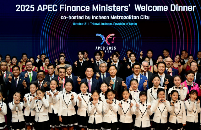 유정복 인천광역시장이 10월 21일 연수구 트라이보울에서 열린 
APEC 재무장관회의 만찬 공연을 마친 뒤 기념촬영을 하고 있다 사진인천시