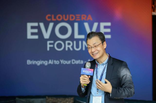 최승철 클라우데라코리아 지사장은 11일 서울 송파구 소피텔 앰배서더 서울에서 열린 이볼브25EVOVE25 포럼 미디어 간담회에서 발표하고 있다 사진클라우데라
