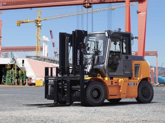 HD현대사이트솔루션의 중대형 전동 지게차 사진HD현대사이트솔루션