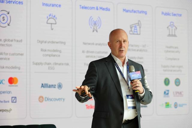 윔 스투프 클라우데라 제품 마케팅 시니어 디렉터는 11일 서울 송파구 소피텔 앰배서더 서울에서 열린 이볼브25EVOVE25 포럼 미디어 간담회에서 발표하고 있다 사진클라우데라