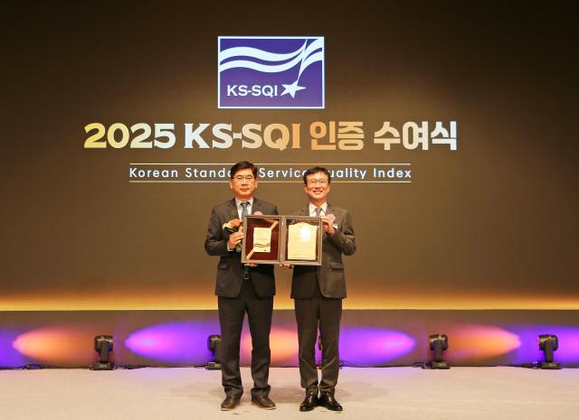 11일 2025 한국서비스품질지수KS-SQI 인증 수여식에서 송명익 에어부산 영업본부장왼쪽과 문동민 한국표준협회 회장이 기념 촬영을 하고 있다 사진에어부산