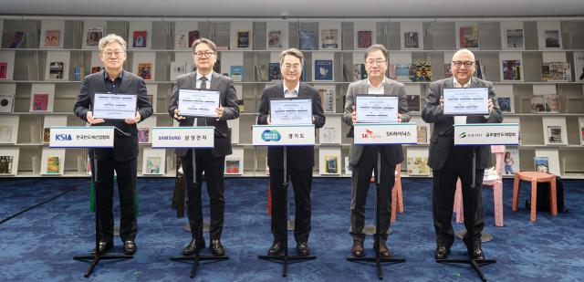 11일 오후 수원특례시 경기도서관에서 진행된 경기도-반도체 기업 재생에너지 파트너십 협약식에서 김동연 경기도지사 송두근 삼성전자 부사장 정상록 SK하이닉스 부사장 안기현 한국반도체산업협회 전무 사이피 우스마니Saifi Usmani 글로벌반도체협회 상무가 협약서 서명 후 기념촬영을 하고 있다 사진경기도