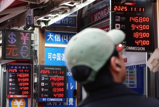 11일 서울 중구 명동 환전소에 각국 통화시세가 게시되어 있는 모습 사진연합뉴스