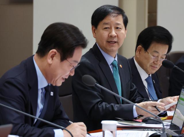 구윤철 경제부총리 겸 기재부 장관이 11일 용산 대통령실에서 열린 국무회의에서 이재명 대통령에게 2026 경제성장전략 관련 발언을 하고 있다. 