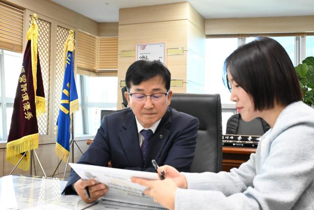 송춘수 NH농협손해보험 대표왼쪽가 11일 서울 서대문구 NH농협손해보험 본사에서 ‘NH올원더풀 백년동행 간병보험’에 가입하고 있다 사진NH농협손해보험