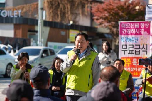 주광덕 남양주시장, 밥 한 그릇에 담긴 마음 어르신께 직접 설렁탕 배식