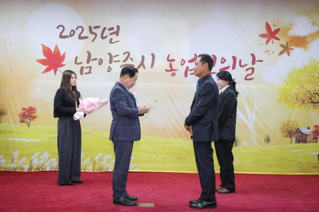 주광덕 시장이 농업인에게 ‘제17회 남양주시 농업인대상’을 시상하고 있다 사진남양주시