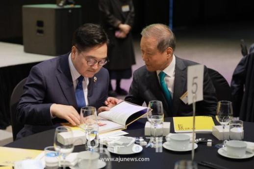 [포토] 고 이세중 환경재단 명예이사장 추모사진집 살펴보는 우원식 국회의장