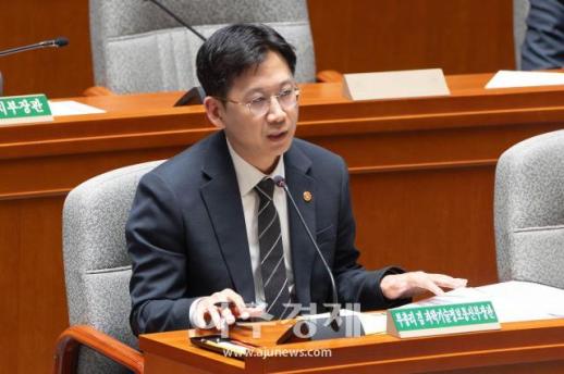 [포토] 답변하는 ​​​​​​​배경훈 부총리