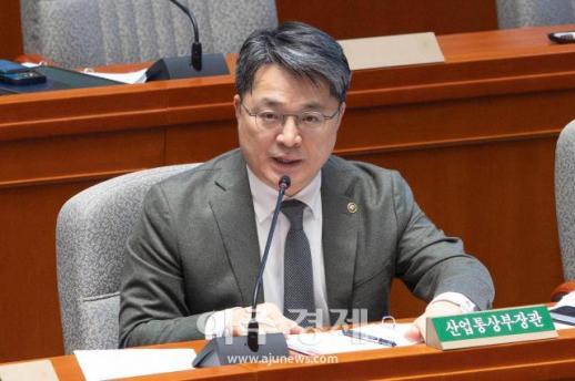 [포토] 답변하는 문신학 산업통상부 차관