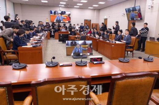 [포토] 정성호 장관 빈자리 가리키는 곽규택 의원