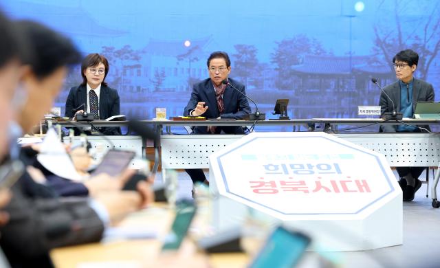 경북도 2026년 중점 추진 사업 보고회에서 이철우 도지사가 핵심 사업에 대해 강조하고 있다 사진경상북도