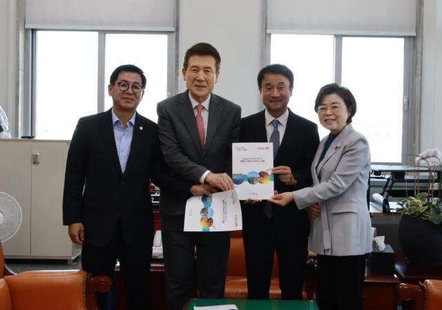 왼쪽부터 이상휘 국회의원 이강덕 포항시장 한병도 예결위원장 김정재 국회의원 사진포항시