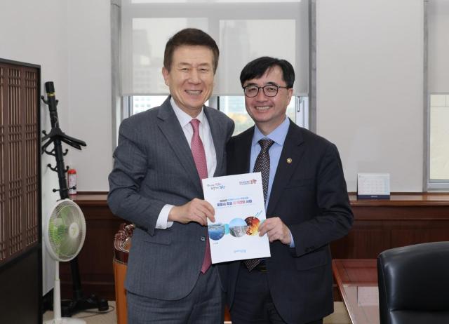 왼쪽부터이강덕 포항시장 임기근 기재부 제2차관 사진포항시