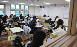 [속보] 캄보디아 구금 한국인 64명 국내 송환…기내서 체포 후 경찰 압송