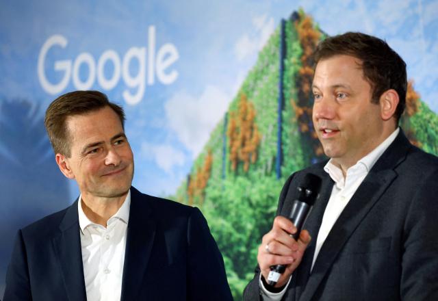 라르스 클링바일 독일 부총리 겸 재무장관오른쪽과 필리프 유스투스 구글 중부유럽 부사장 사진로이터 연합뉴스